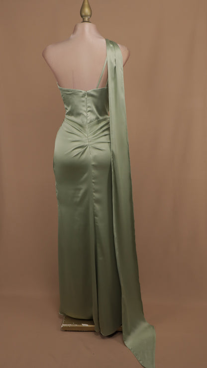 Vestido largo con escote asimétrico y cauda en espalda
