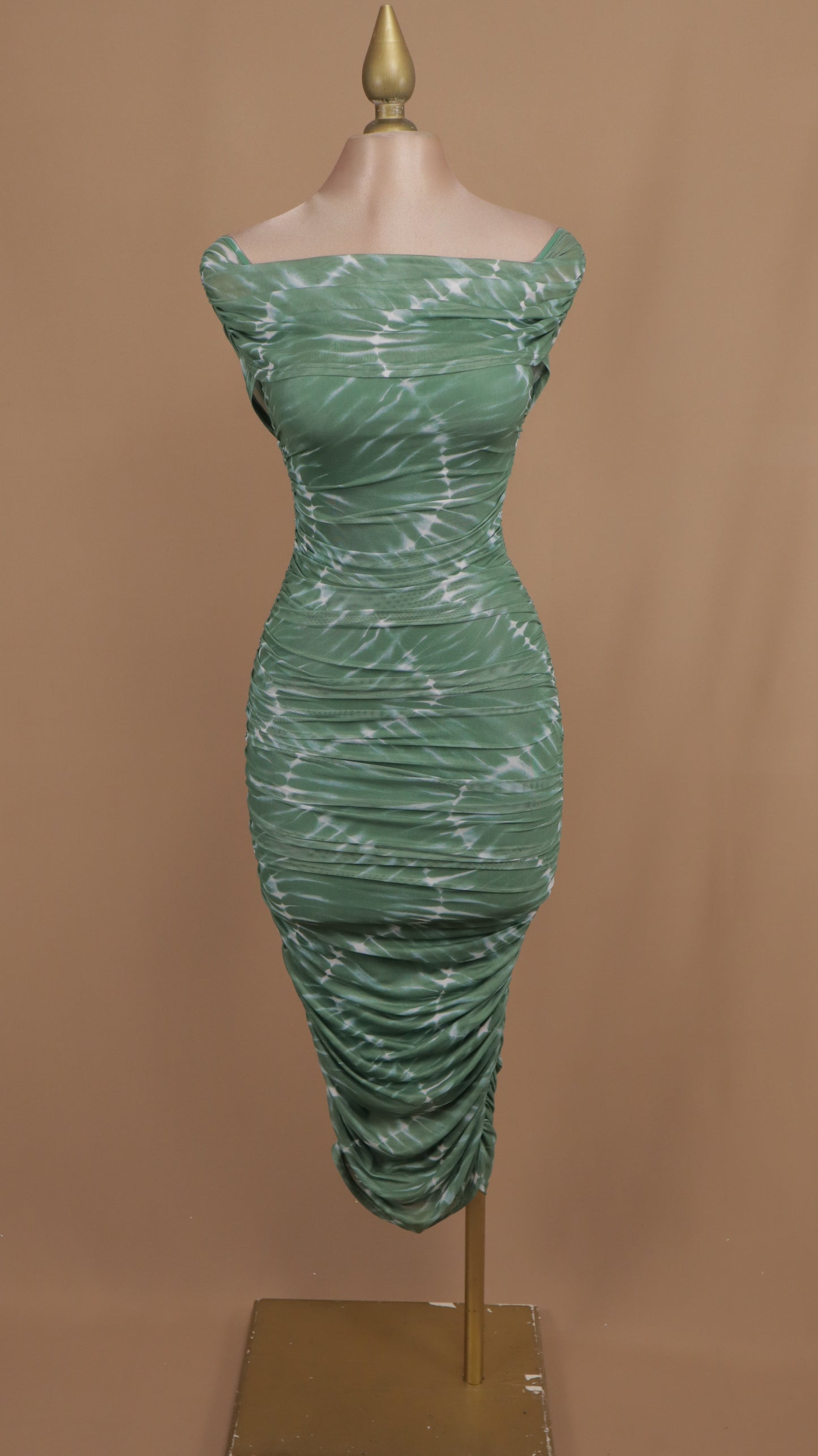 Vestido midi pegadito al hombro con líneas blancas
