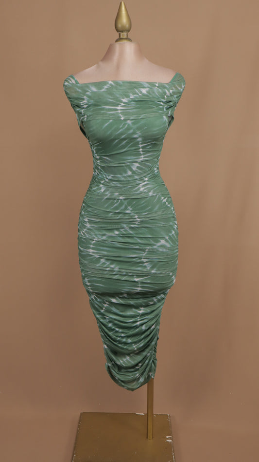 Vestido midi pegadito al hombro con líneas blancas