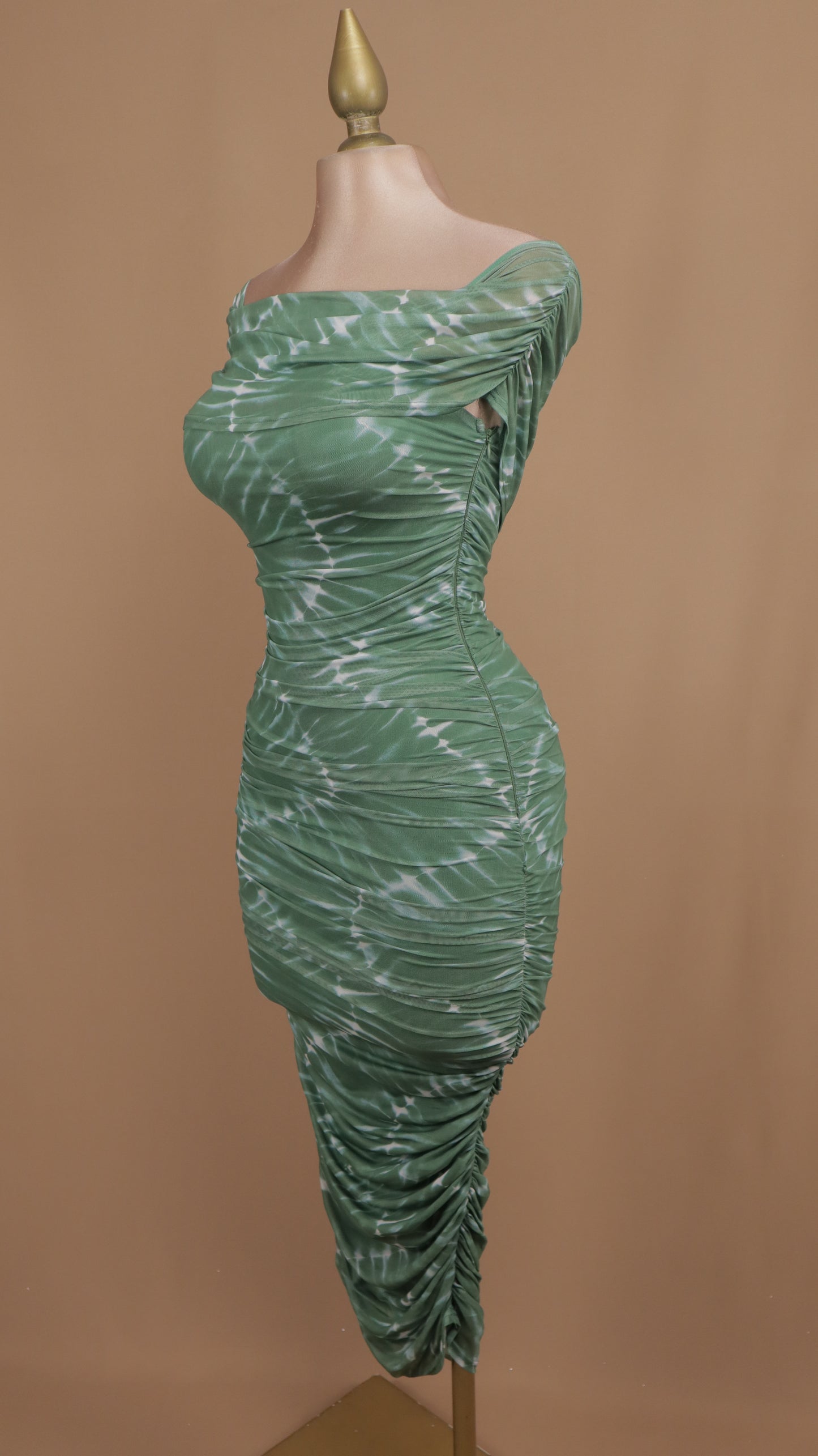Vestido midi pegadito al hombro con líneas blancas