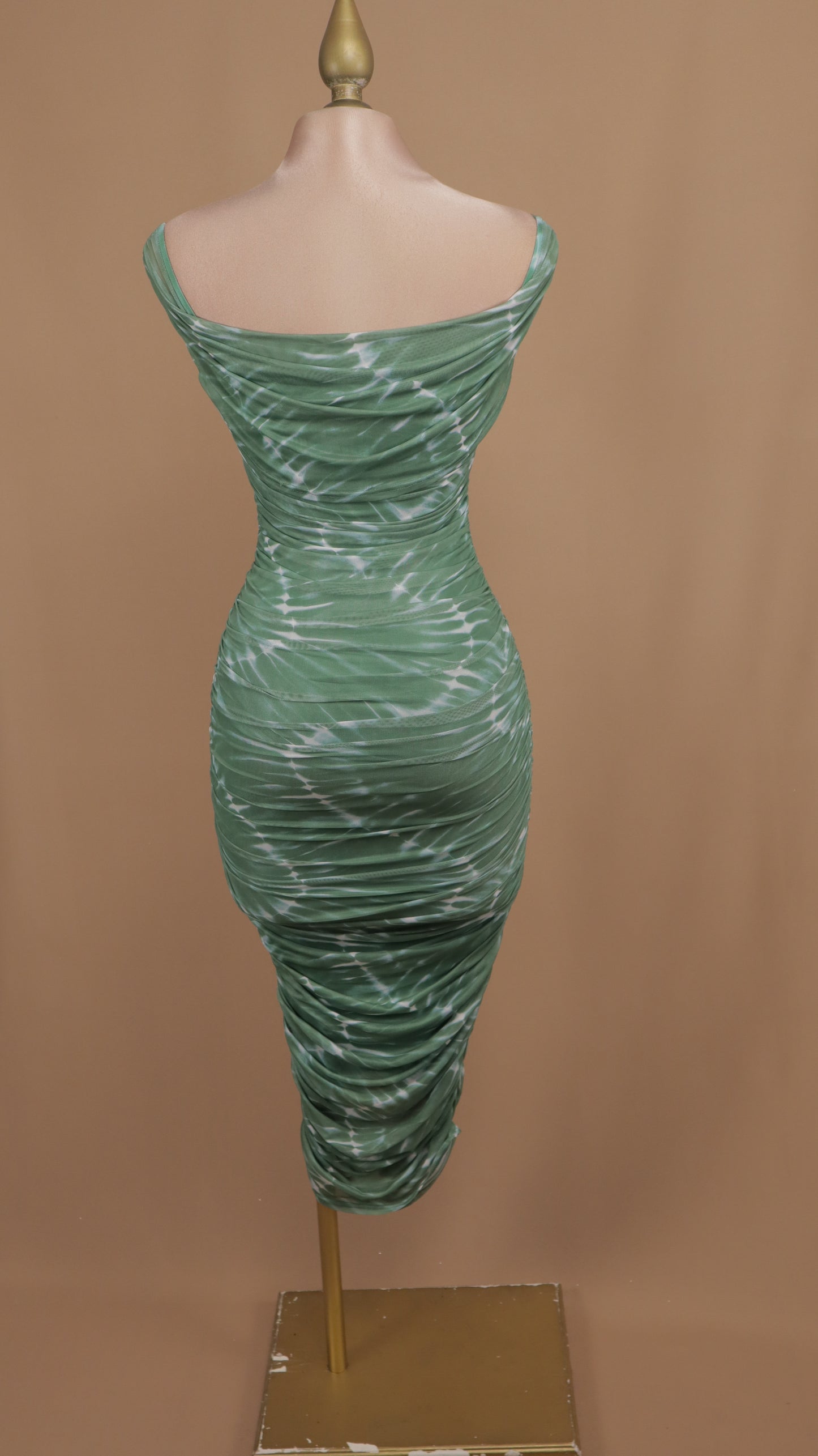 Vestido midi pegadito al hombro con líneas blancas