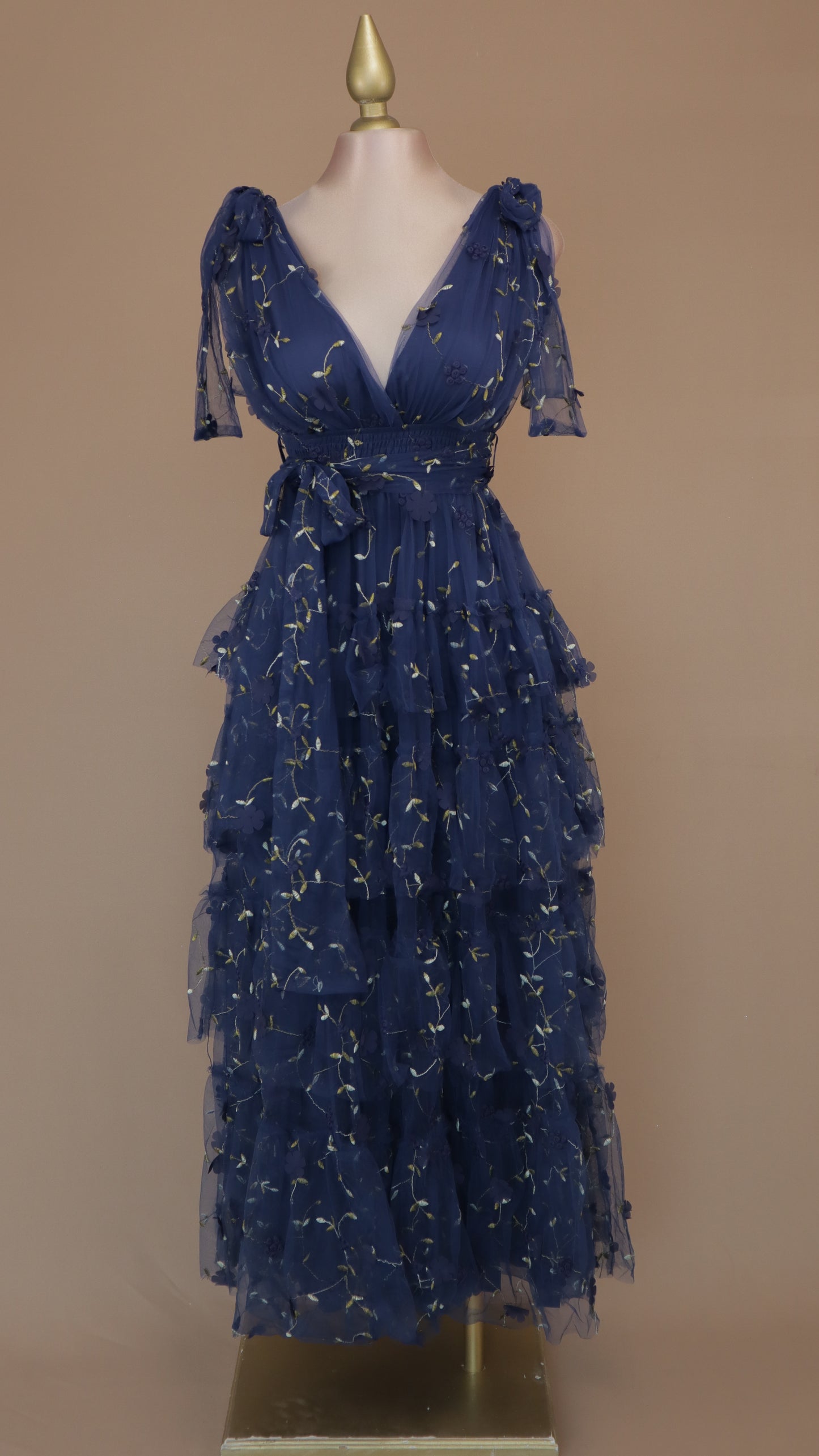 Vestido largo con olanes y bordado en tul