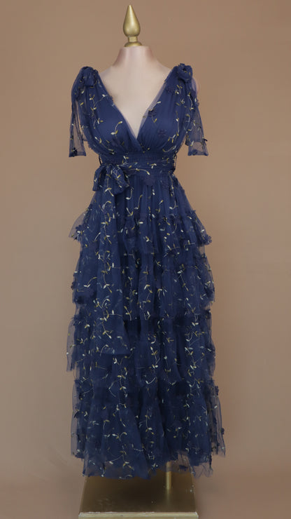 Vestido largo con olanes y bordado en tul