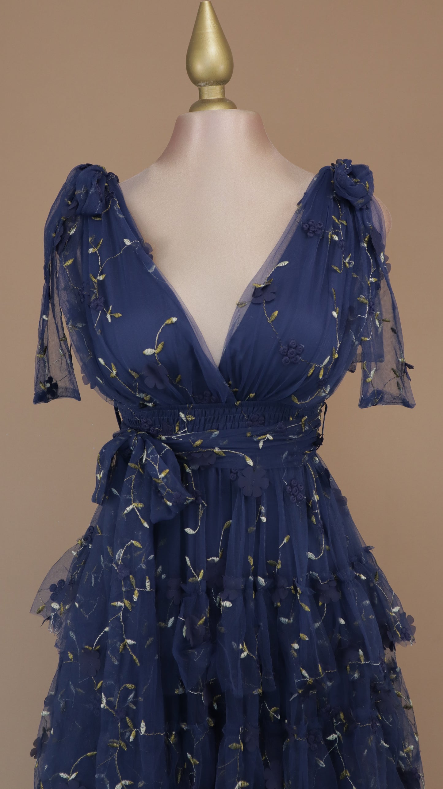 Vestido largo con olanes y bordado en tul
