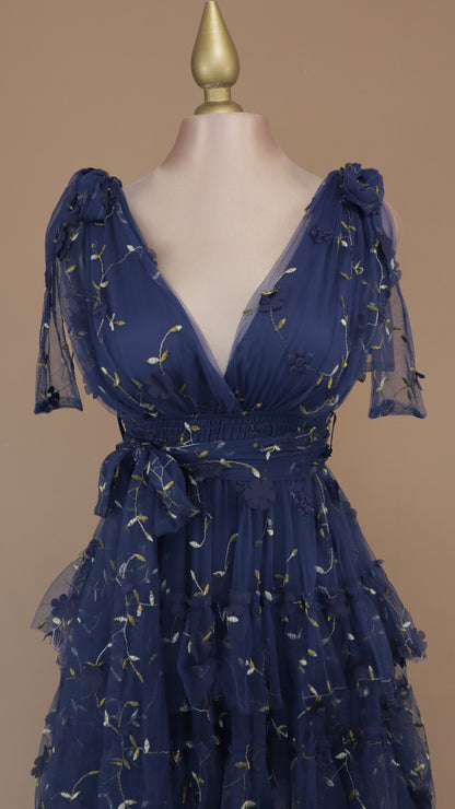 Vestido largo con olanes y bordado en tul