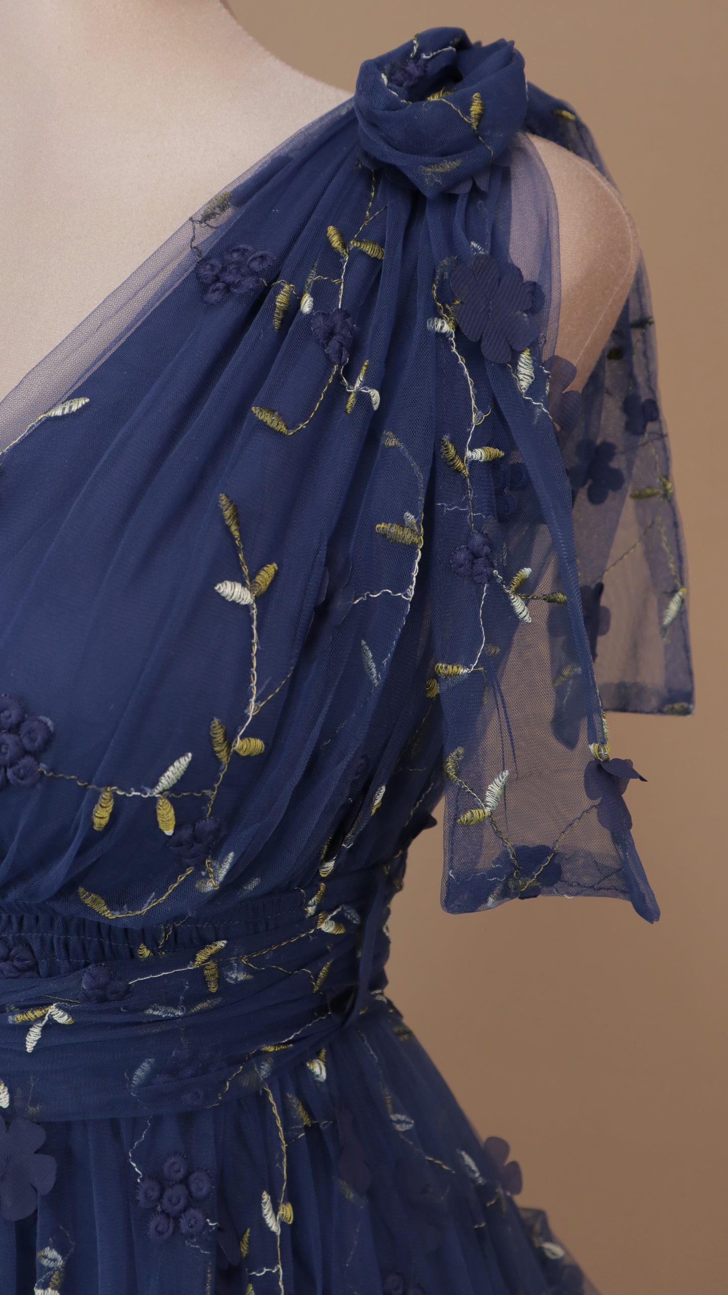 Vestido largo con olanes y bordado en tul