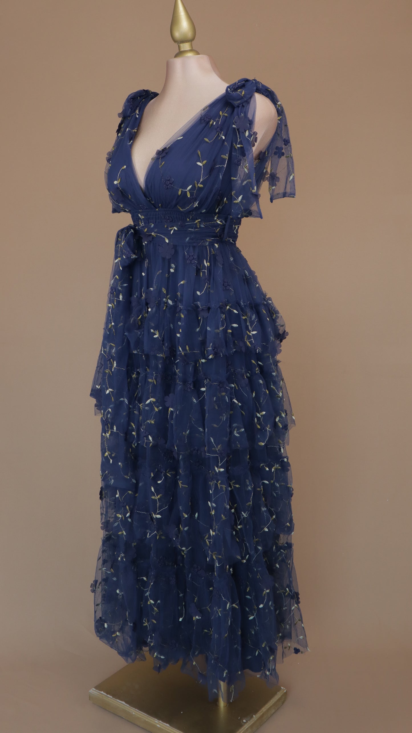 Vestido largo con olanes y bordado en tul
