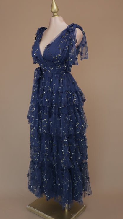 Vestido largo con olanes y bordado en tul