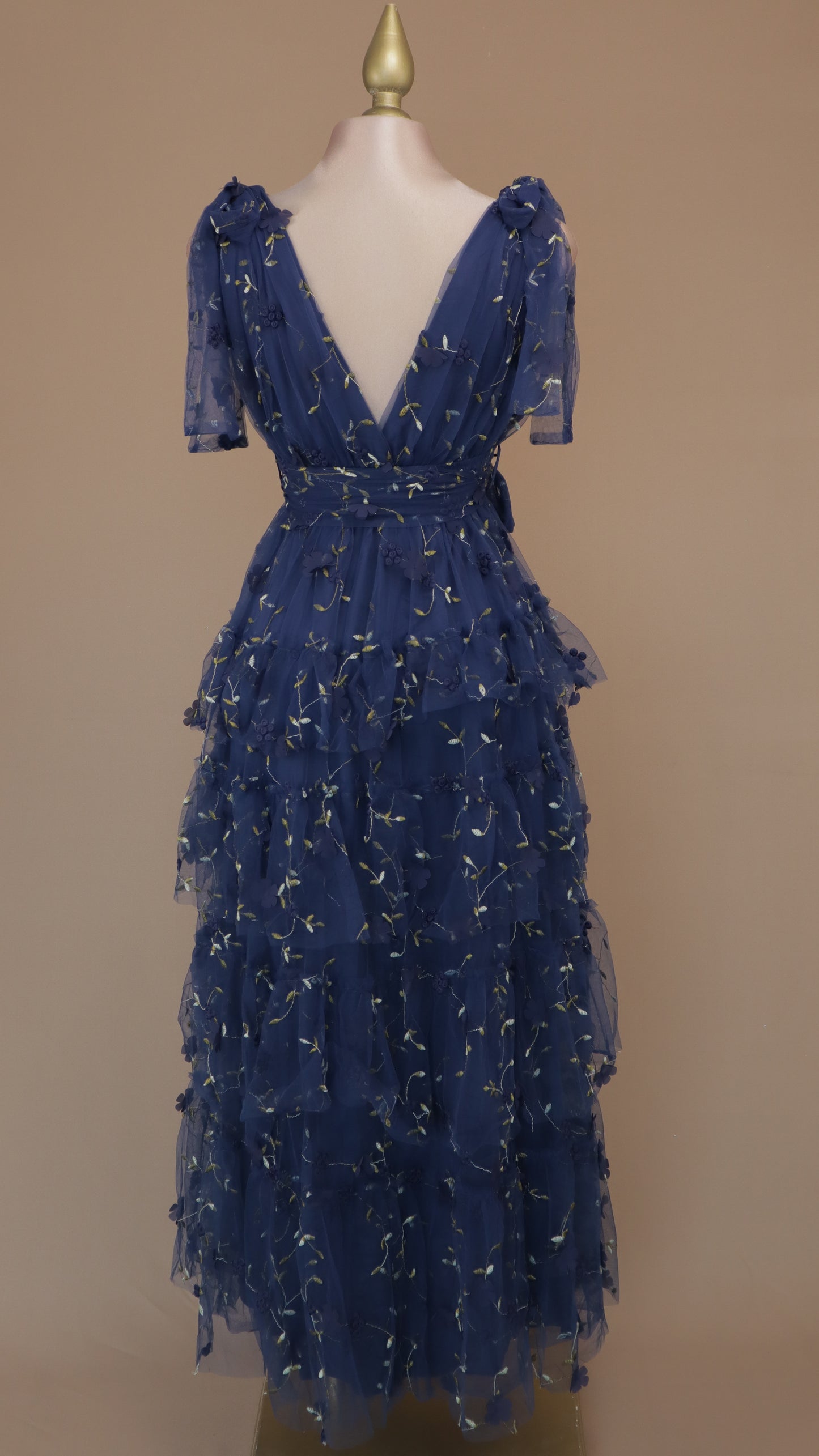 Vestido largo con olanes y bordado en tul