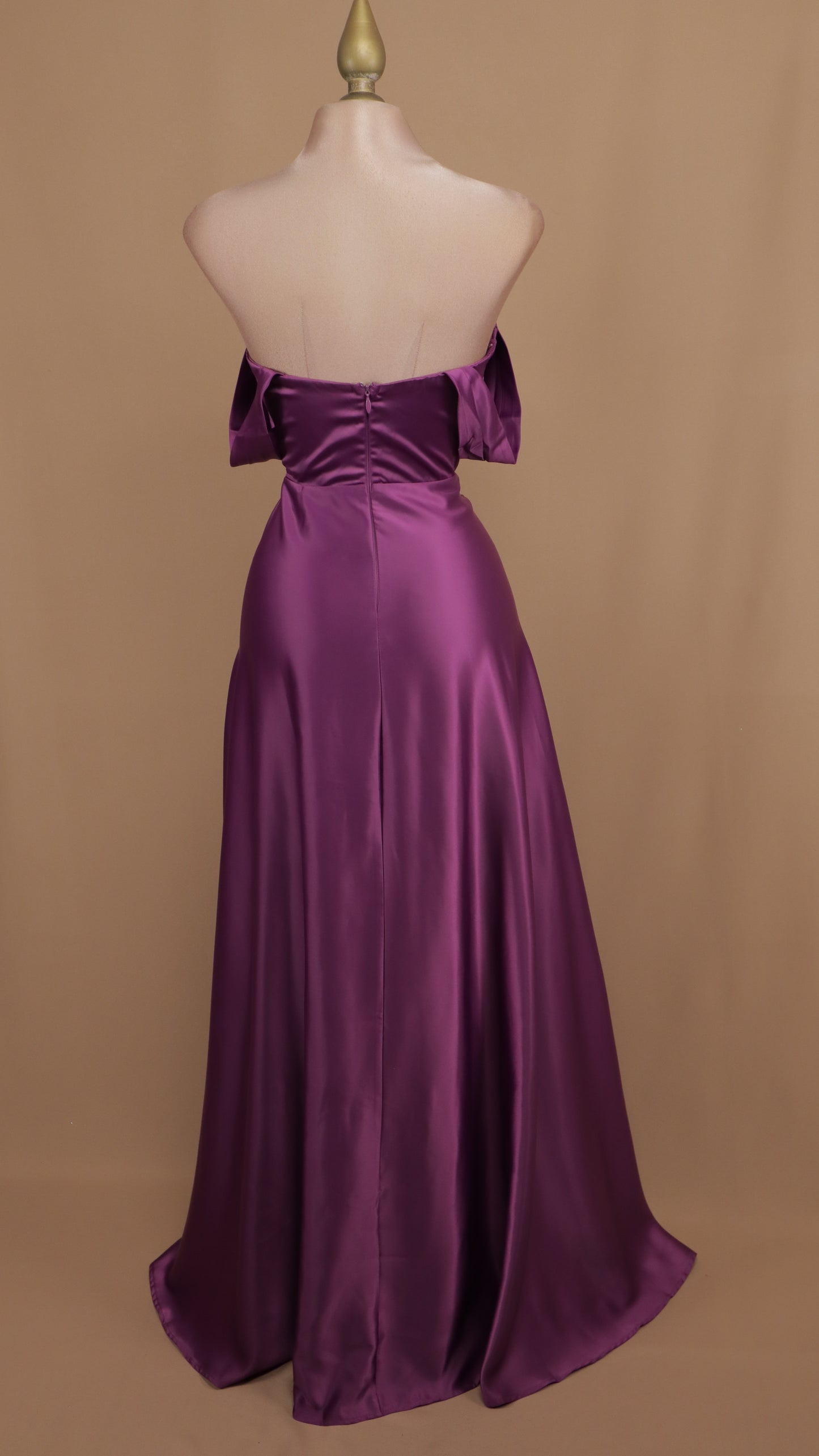 Vestido largo al hombro y línea A