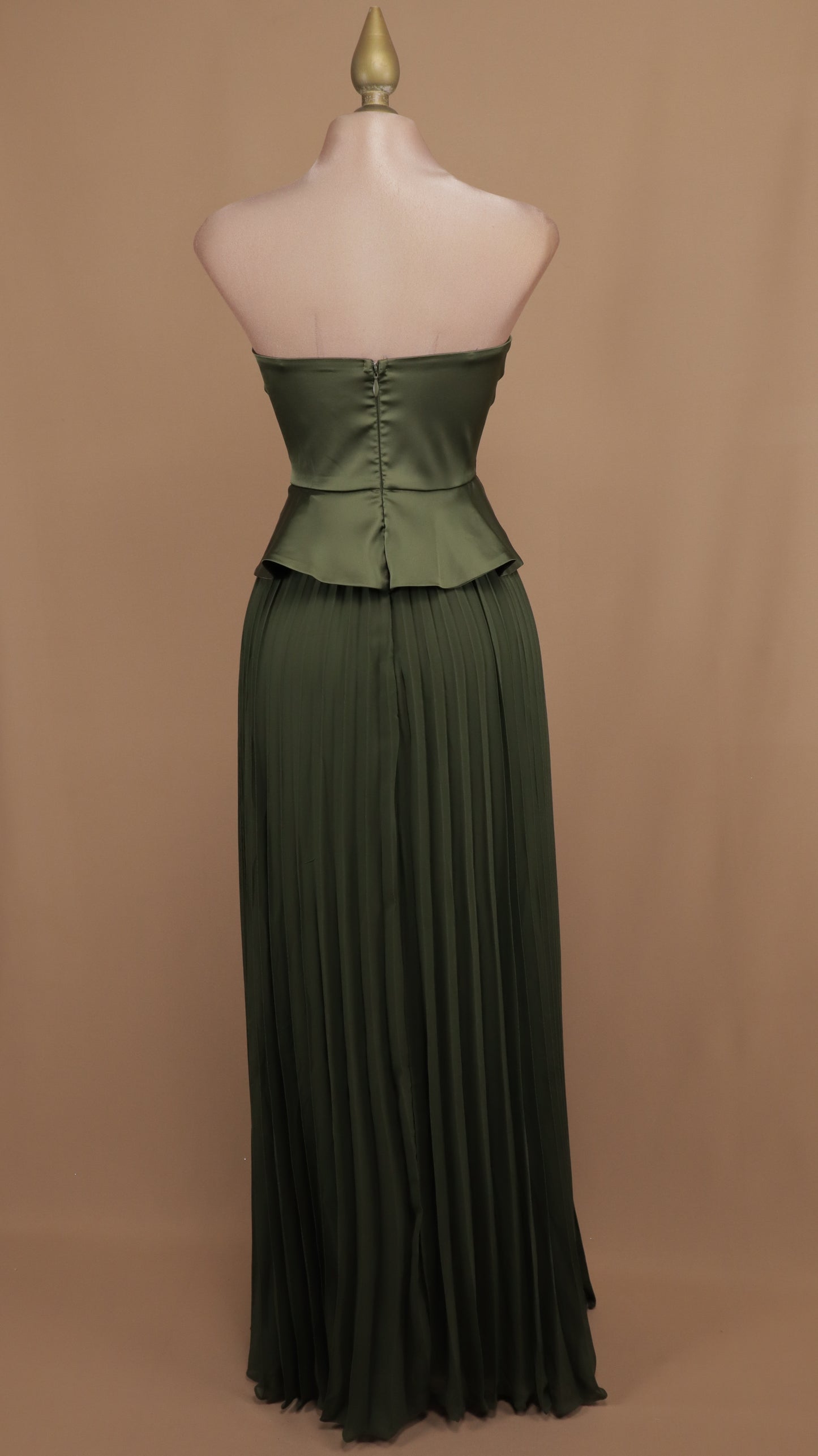 Vestido largo estraple con olan en cintura y falda plisada