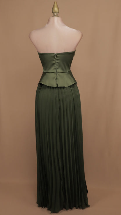 Vestido largo estraple con olan en cintura y falda plisada