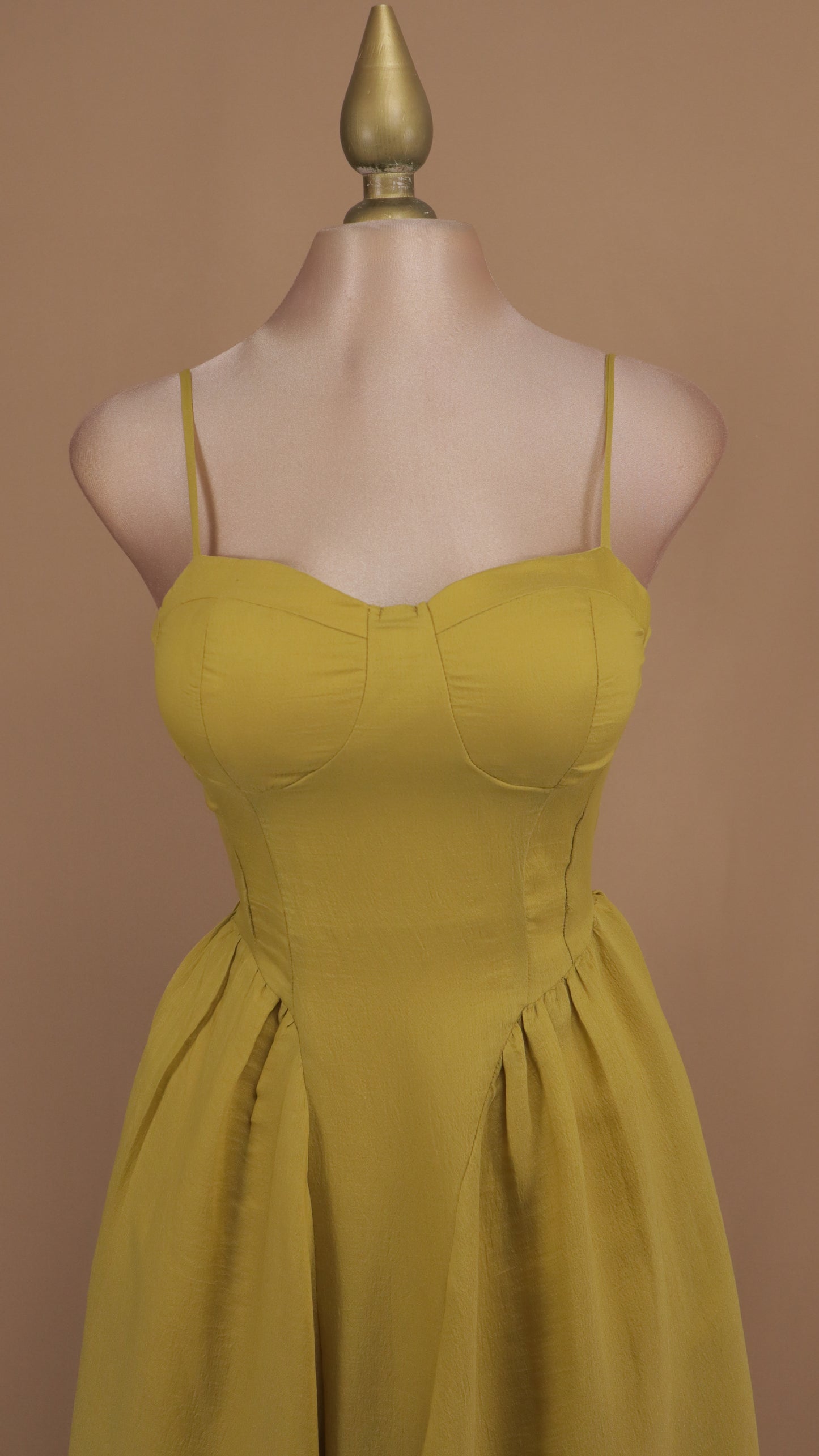 Vestido midi de tirantes y linea A