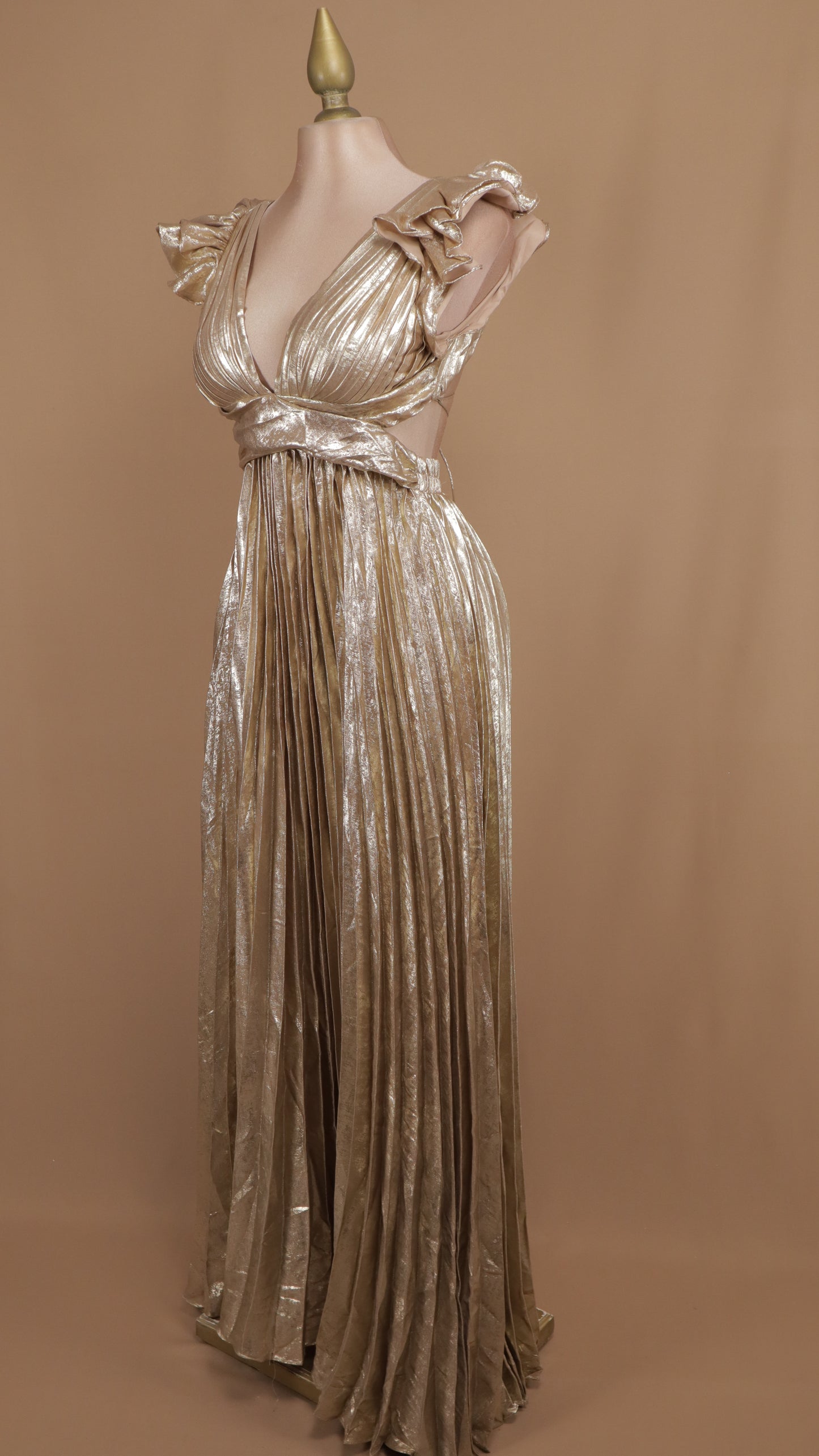 Vestido largo con escarola y escote