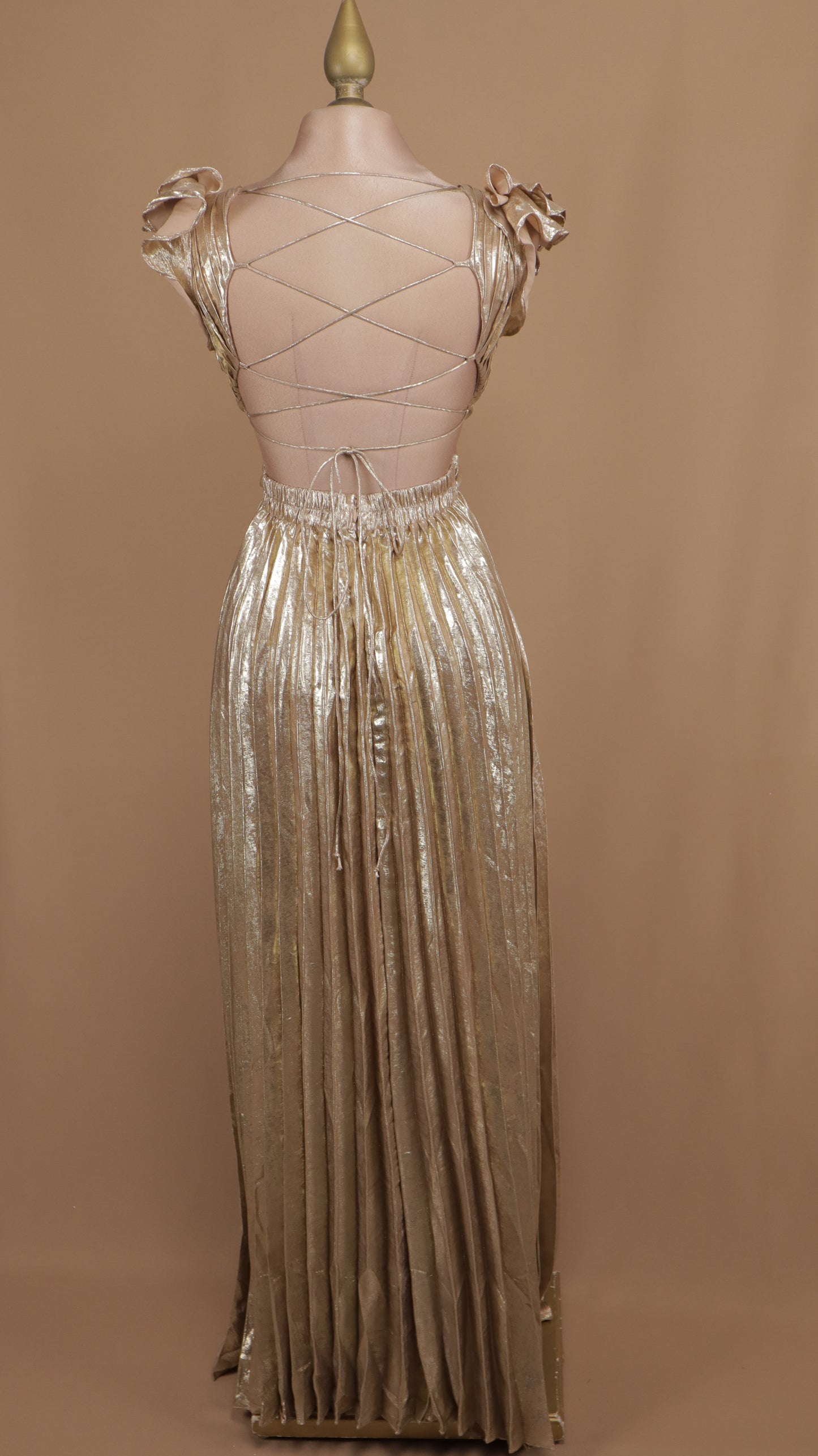 Vestido largo con escarola y escote