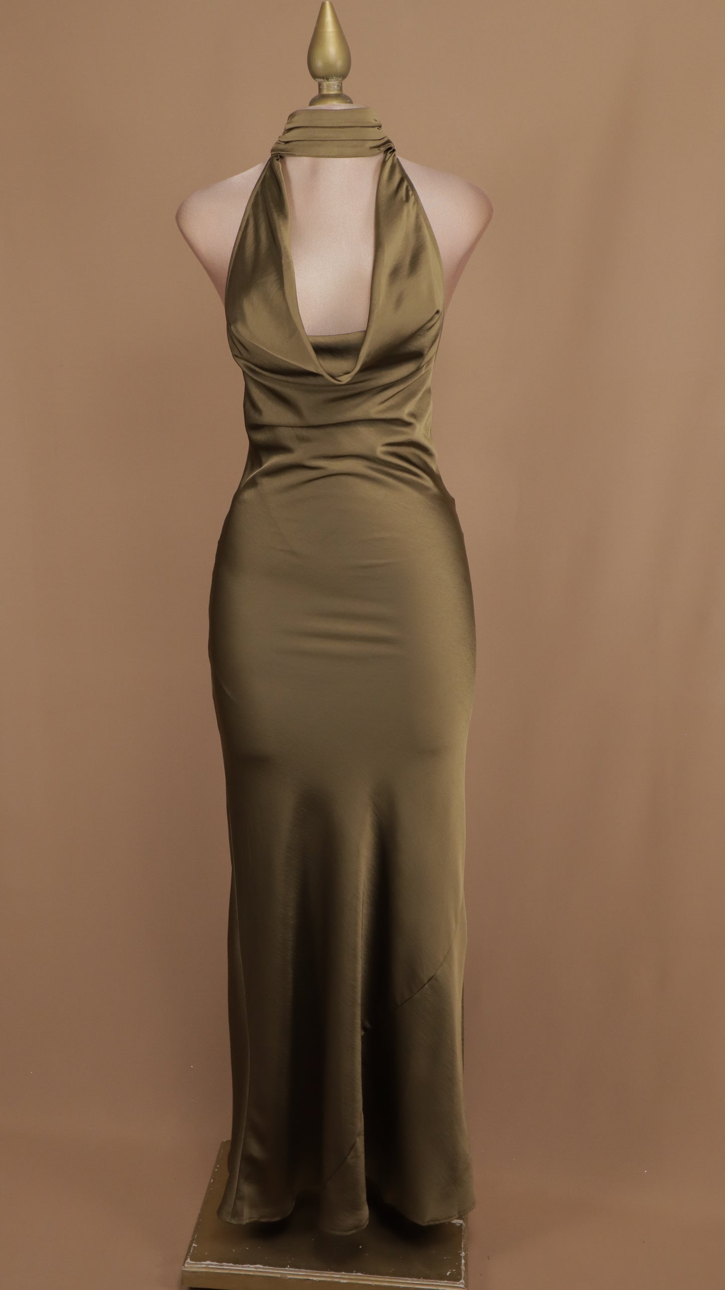 Vestido largo cuello halter satinado