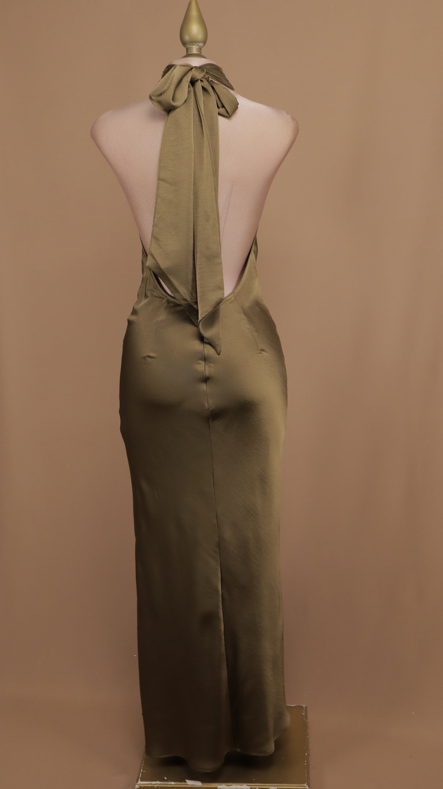 Vestido largo cuello halter satinado