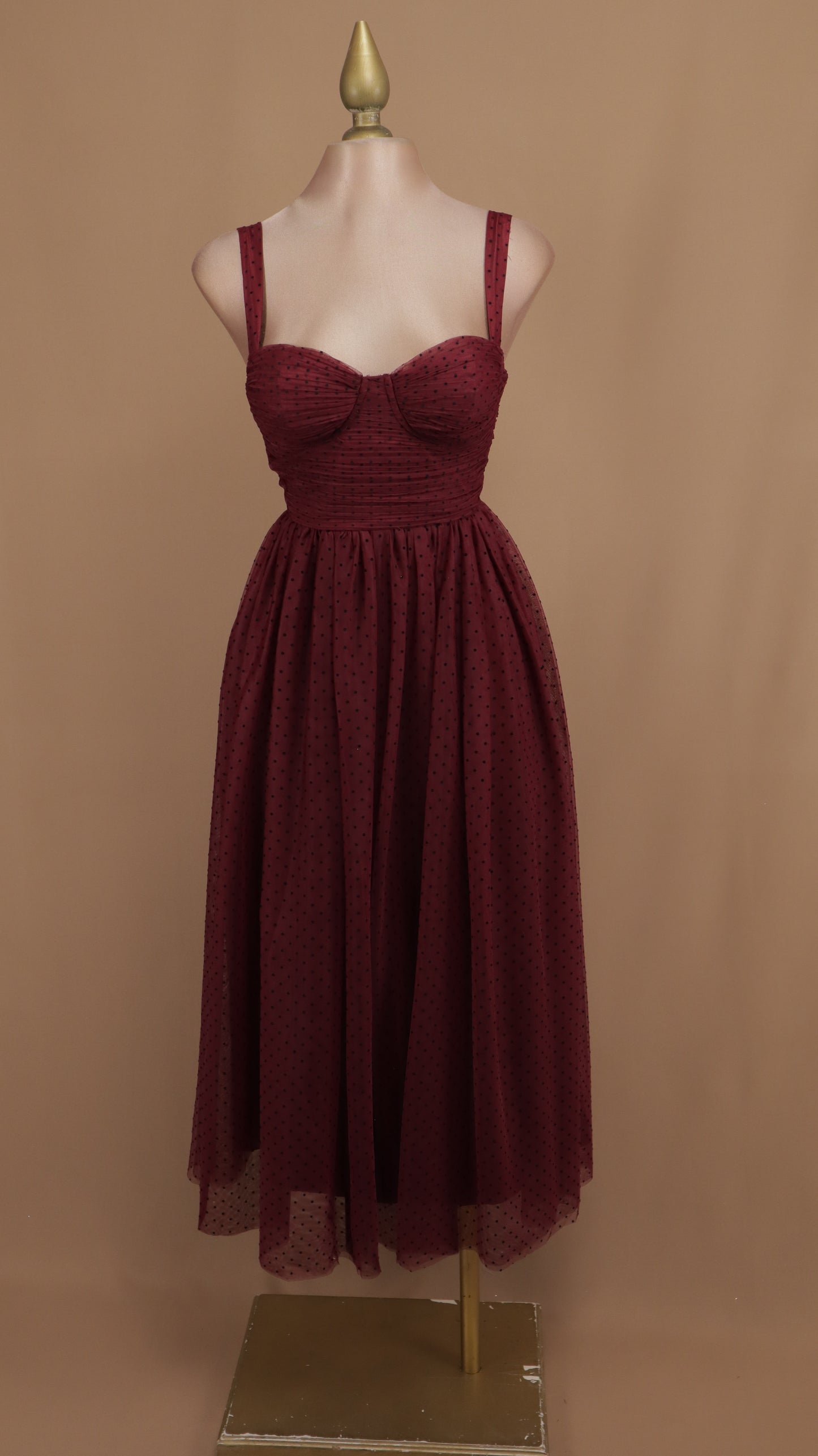 Vestido midi linea a con escote de tirantes