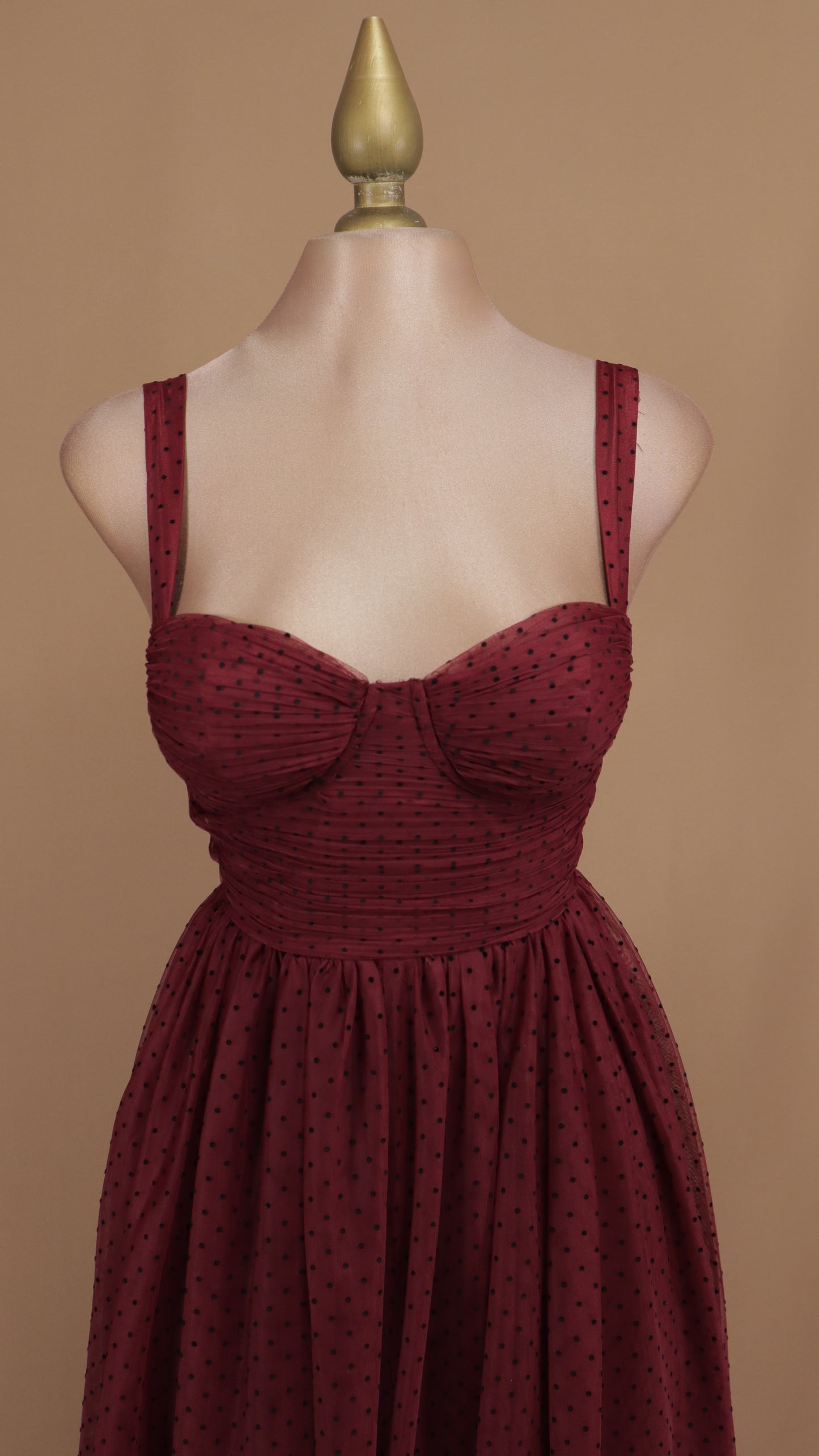 Vestido midi linea a con escote de tirantes