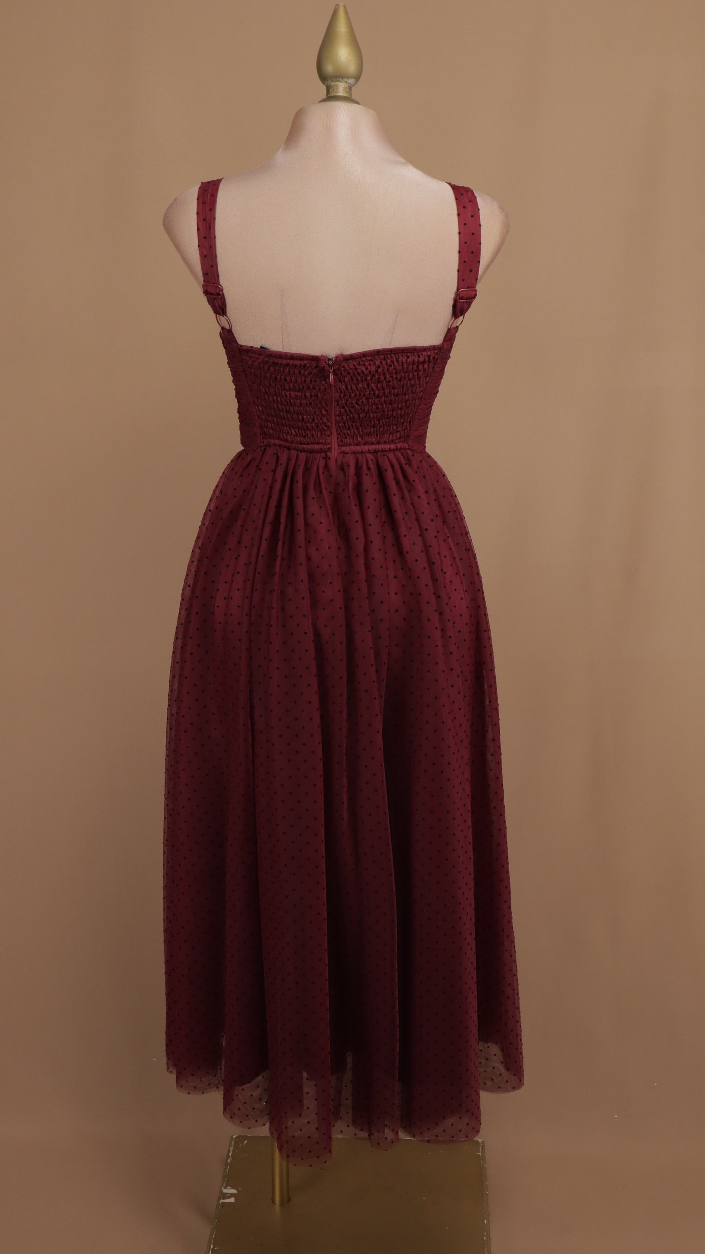 Vestido midi linea a con escote de tirantes