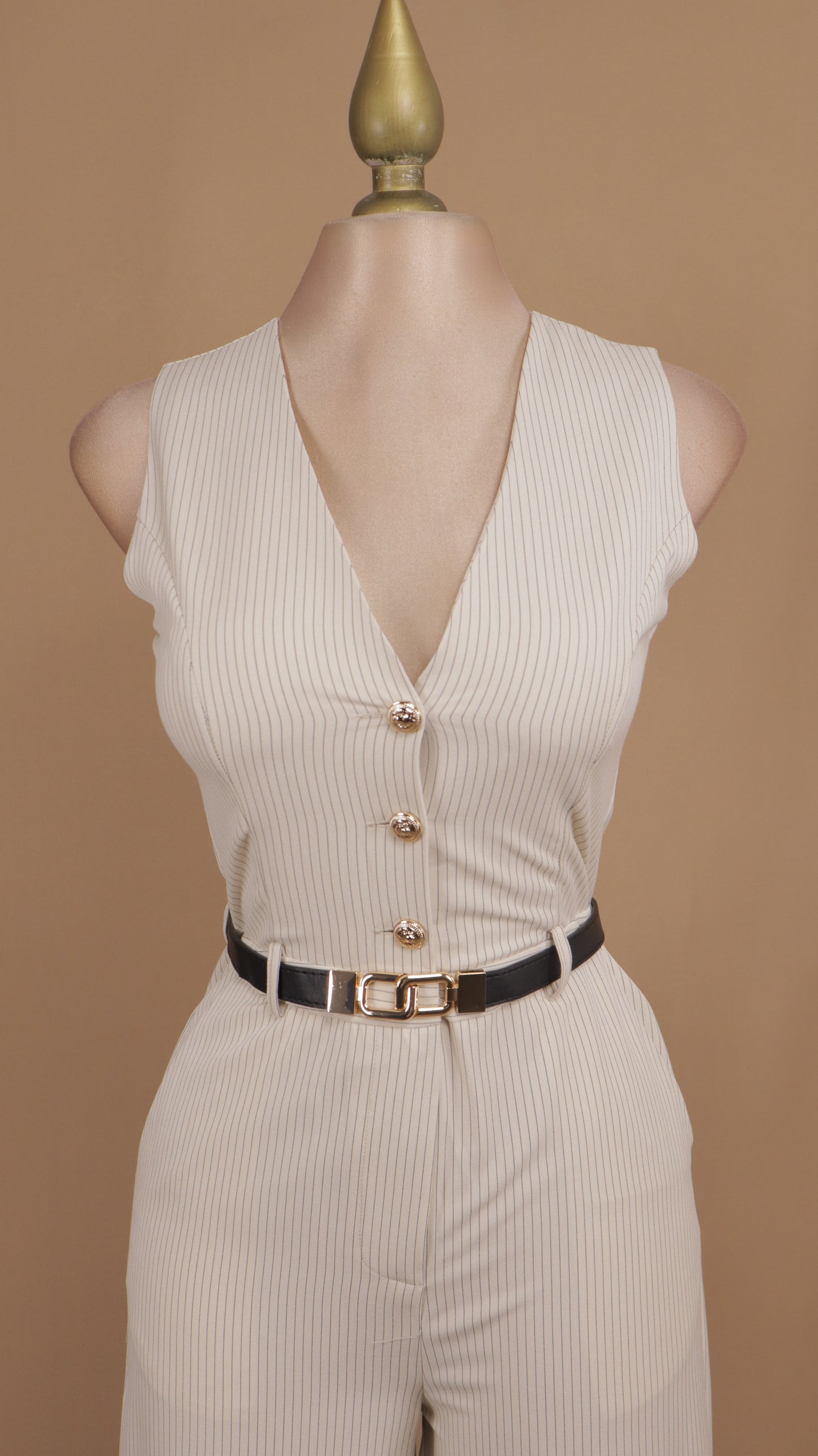 Palazzo acampanado con líneas y cinto