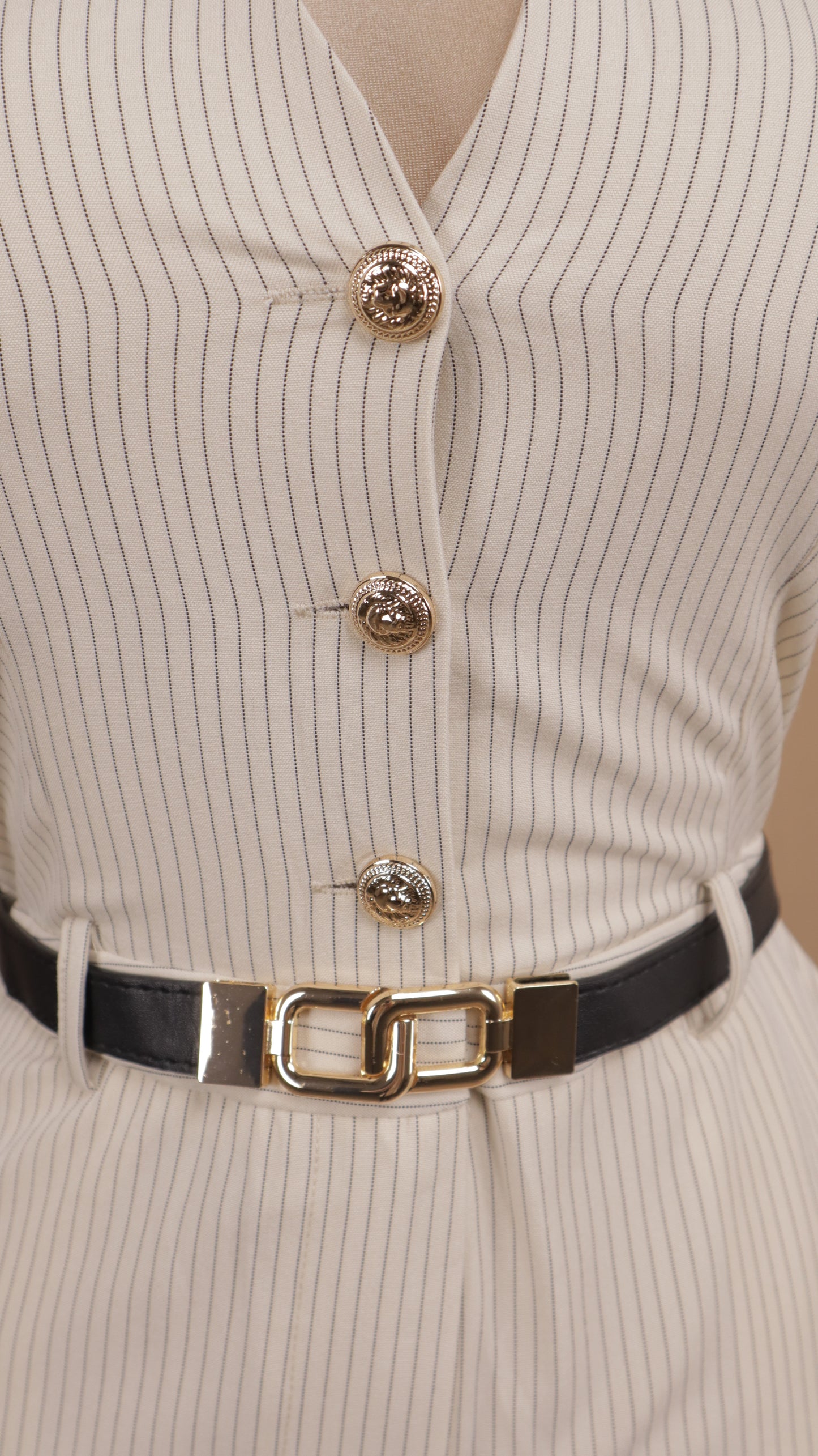 Palazzo acampanado con líneas y cinto