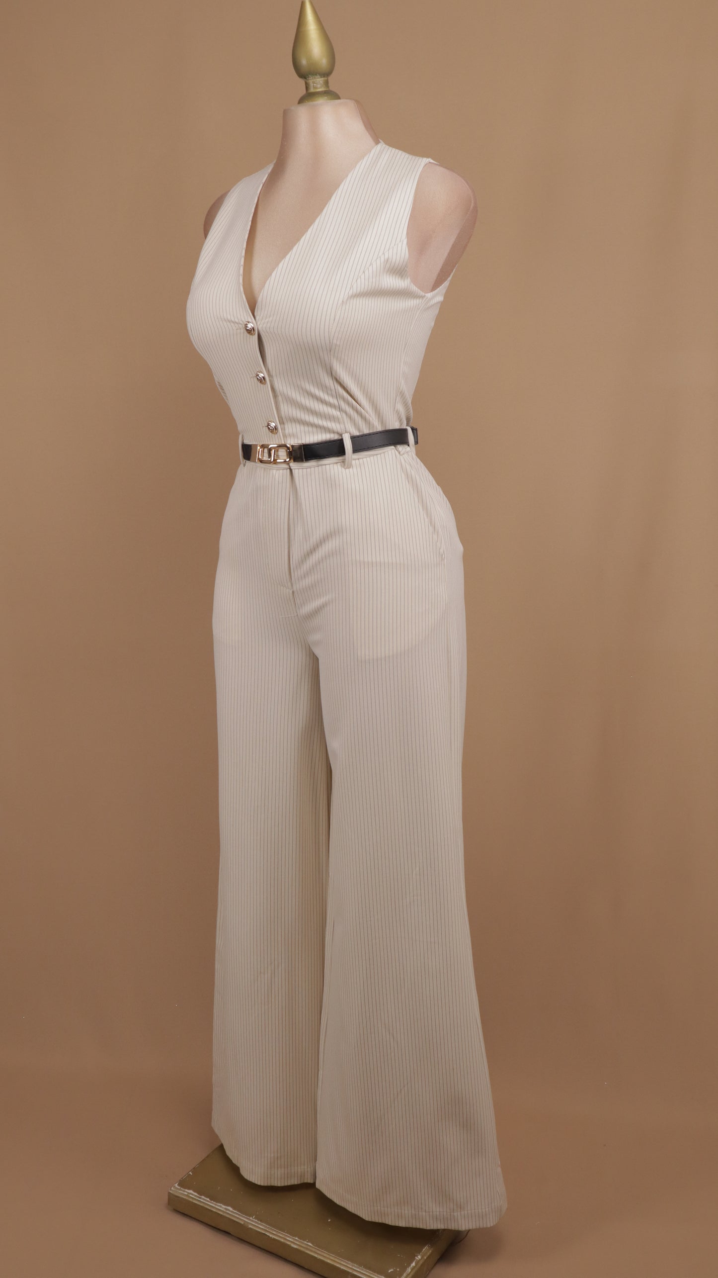 Palazzo acampanado con líneas y cinto