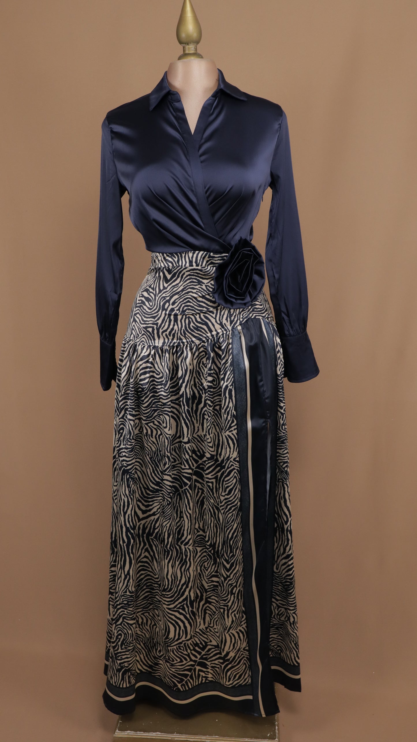 Vestido largo manga larga con falda estampada y flor en cintura