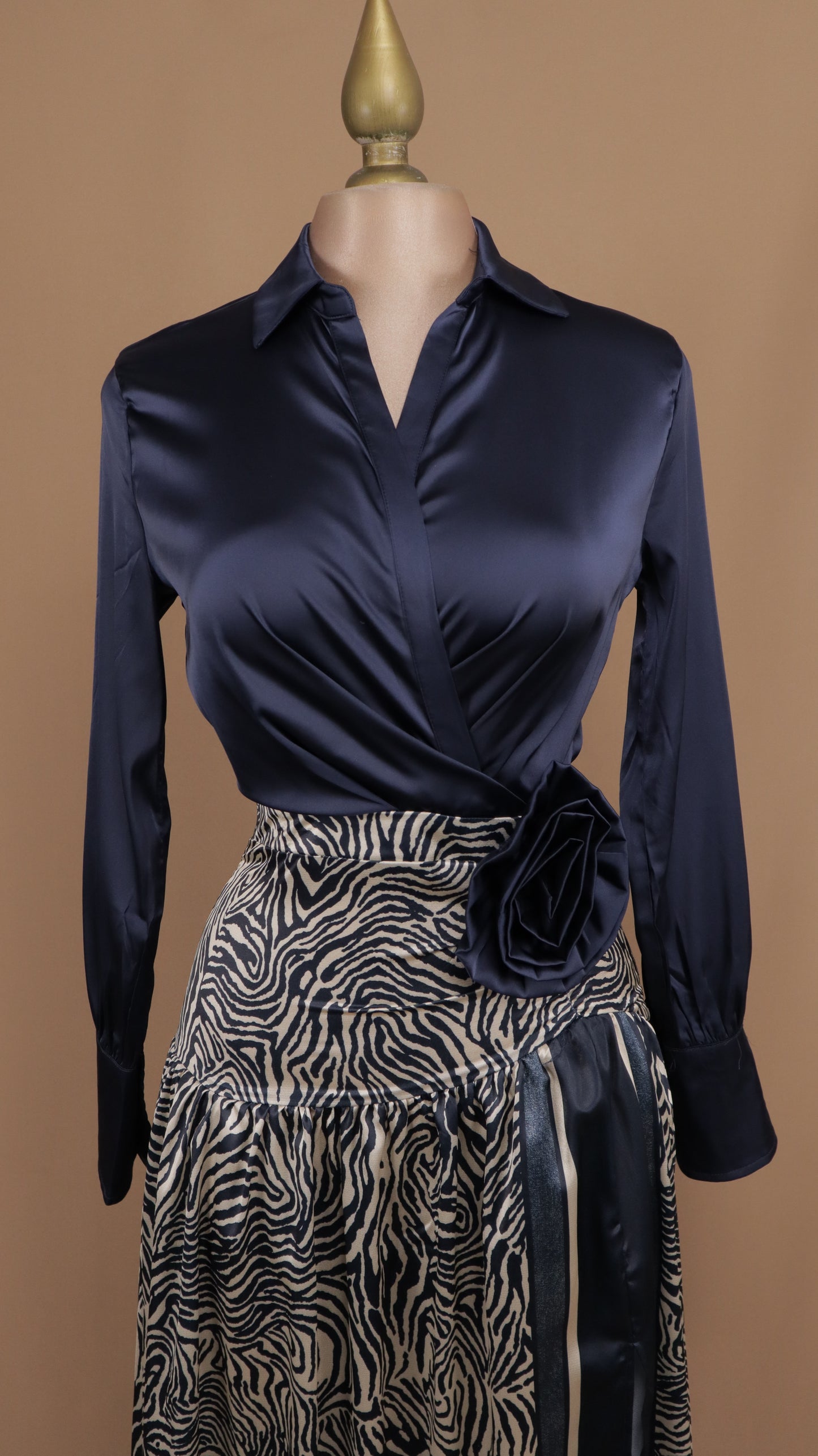 Vestido largo manga larga con falda estampada y flor en cintura