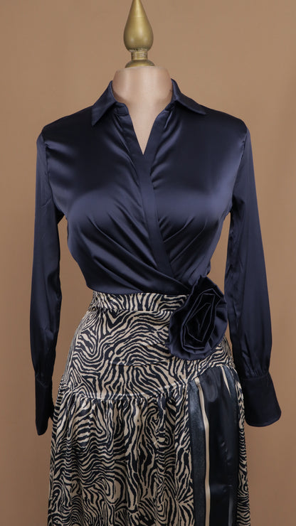 Vestido largo manga larga con falda estampada y flor en cintura