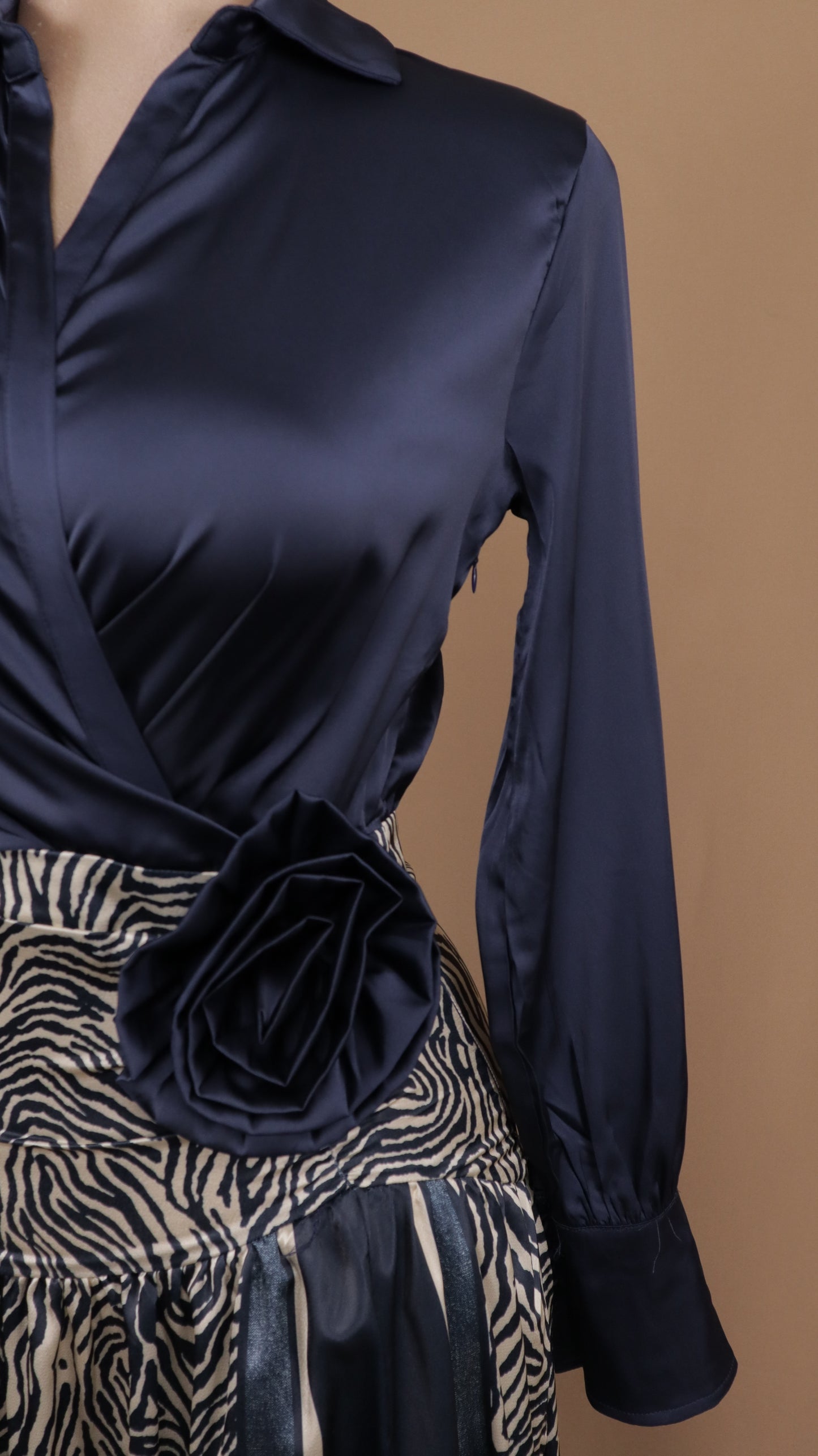 Vestido largo manga larga con falda estampada y flor en cintura