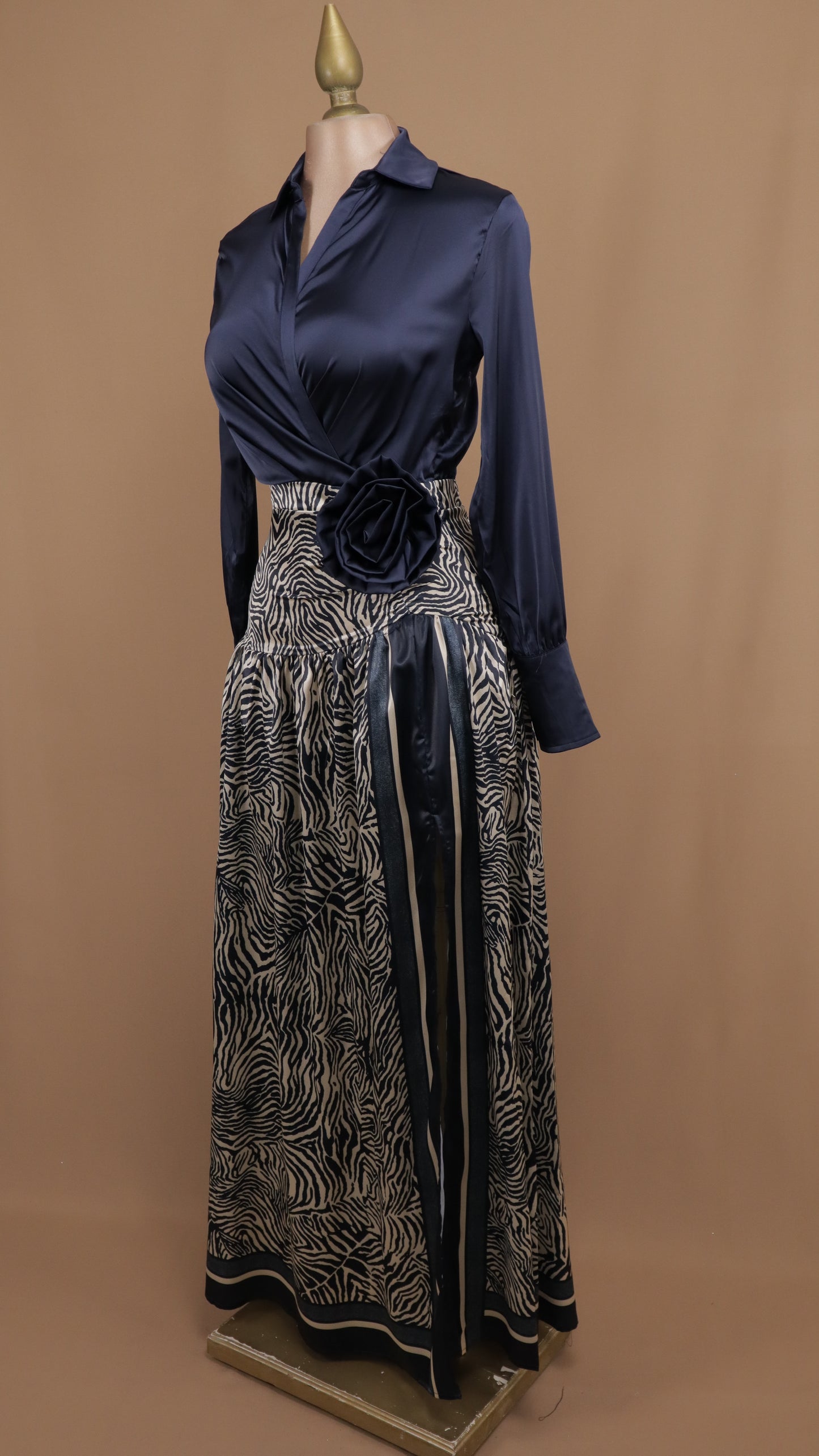 Vestido largo manga larga con falda estampada y flor en cintura