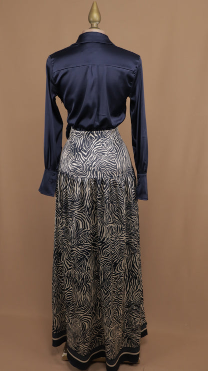 Vestido largo manga larga con falda estampada y flor en cintura