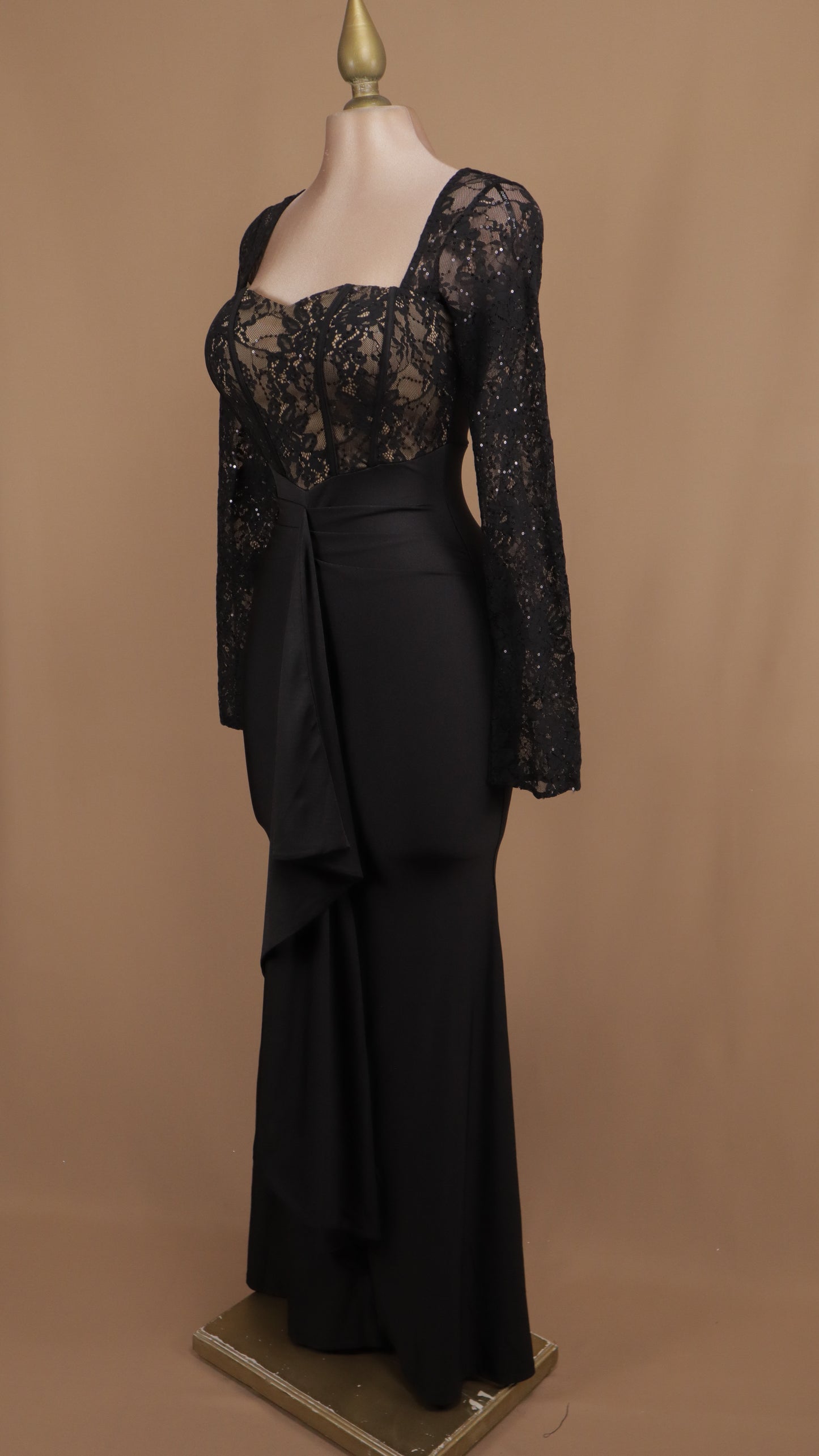 Vestido largo manga larga con escarola y encaje