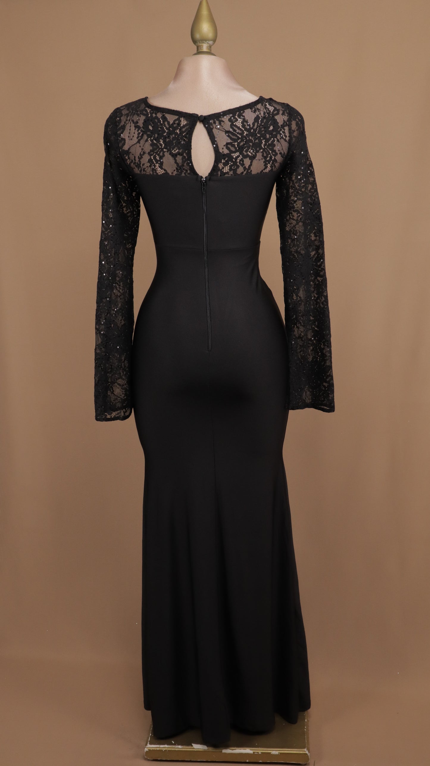 Vestido largo manga larga con escarola y encaje