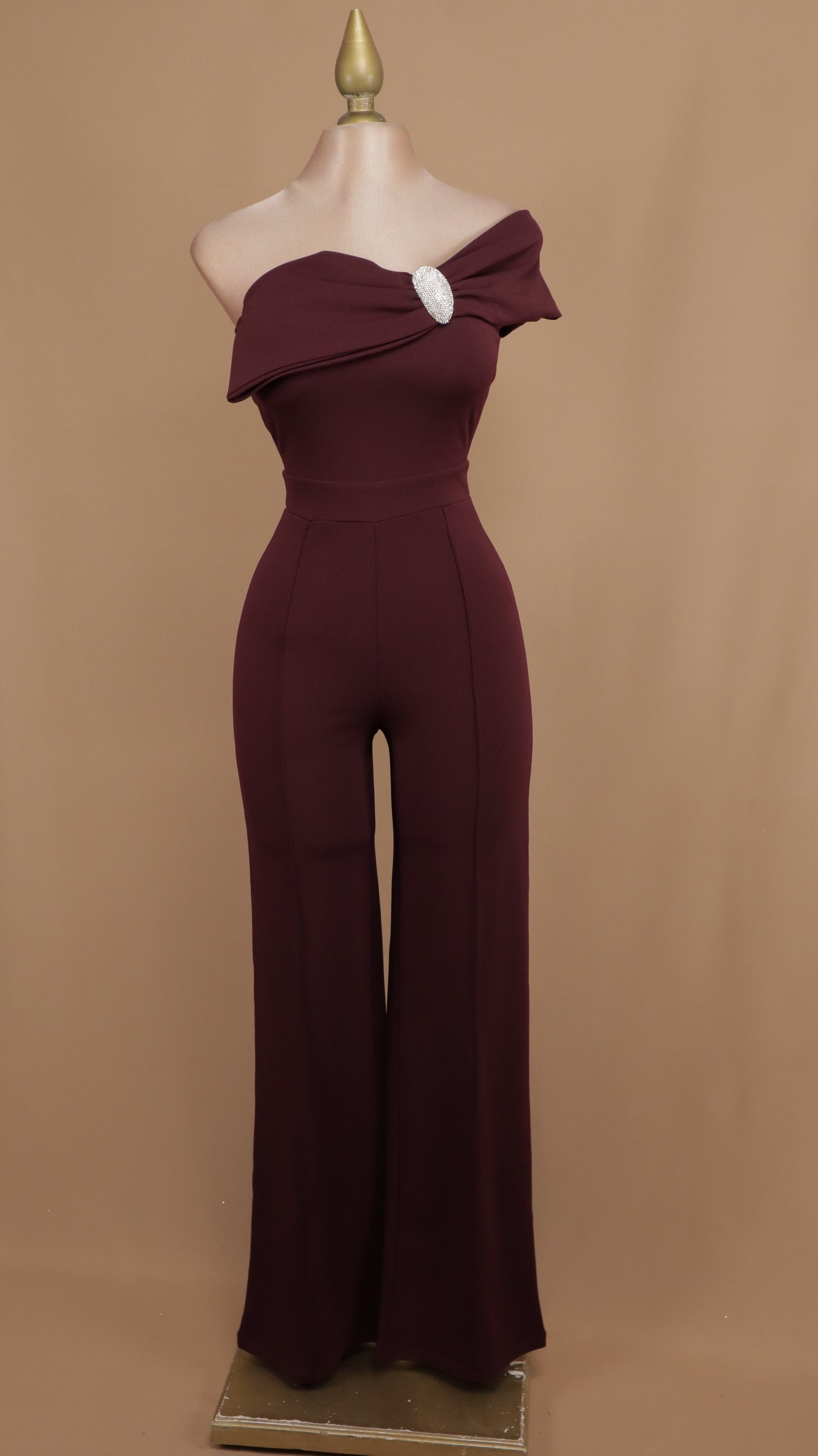 Palazzo asimétrico con aplicación en botón en hombro