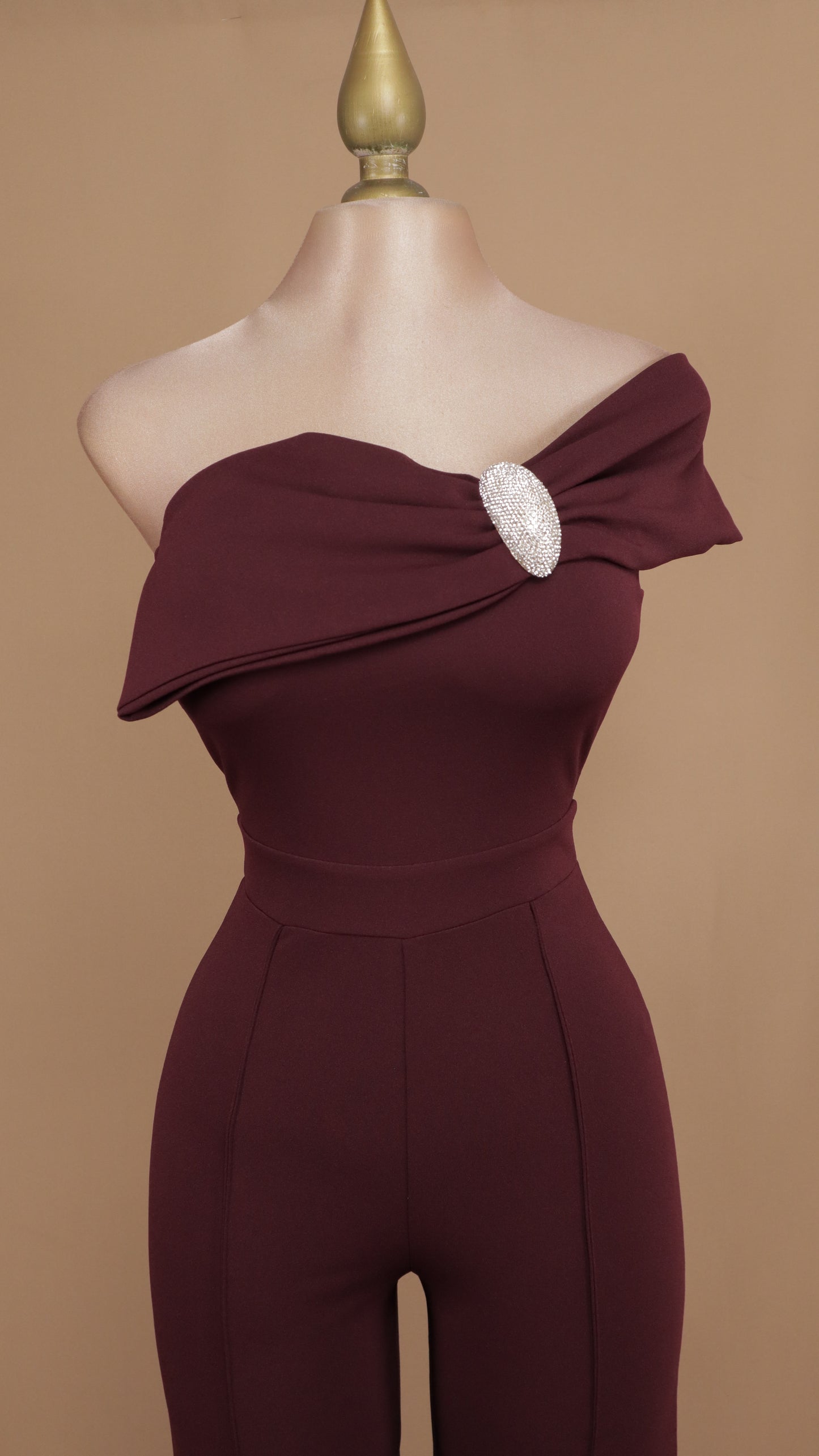 Palazzo asimétrico con aplicación en botón en hombro