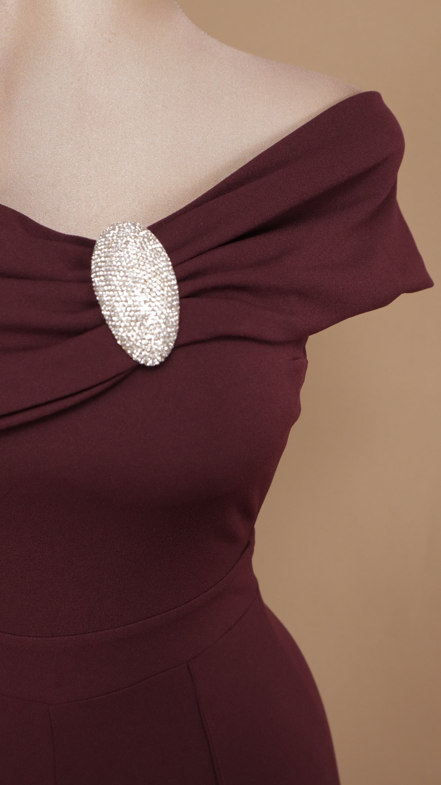 Palazzo asimétrico con aplicación en botón en hombro