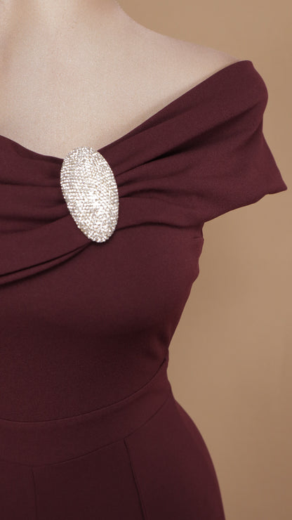 Palazzo asimétrico con aplicación en botón en hombro