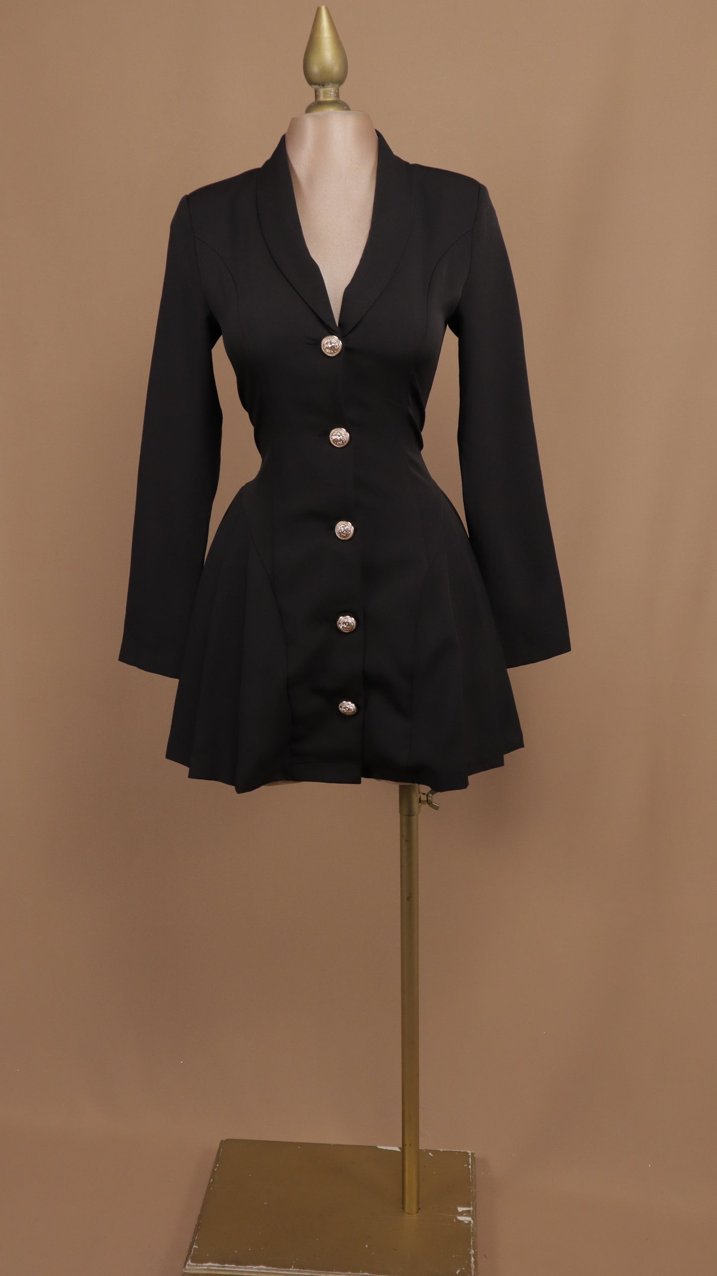 Vestido corto con manga larga y botón dorado