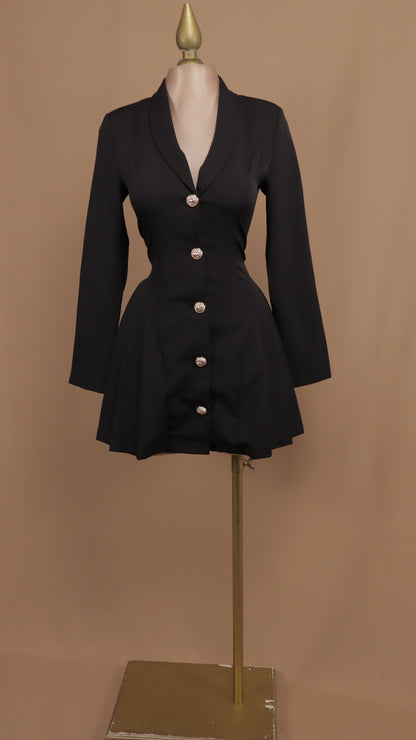 Vestido corto con manga larga y botón dorado