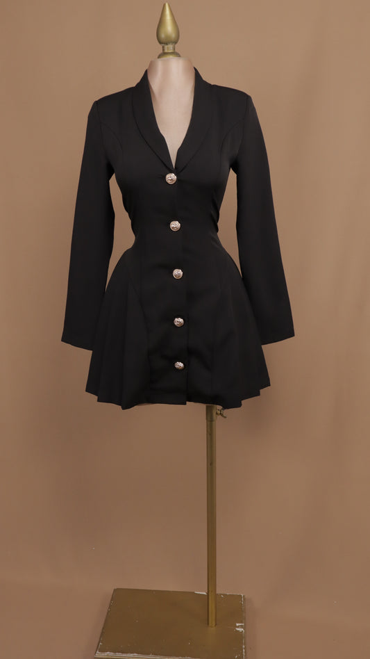 Vestido corto con manga larga y botón dorado