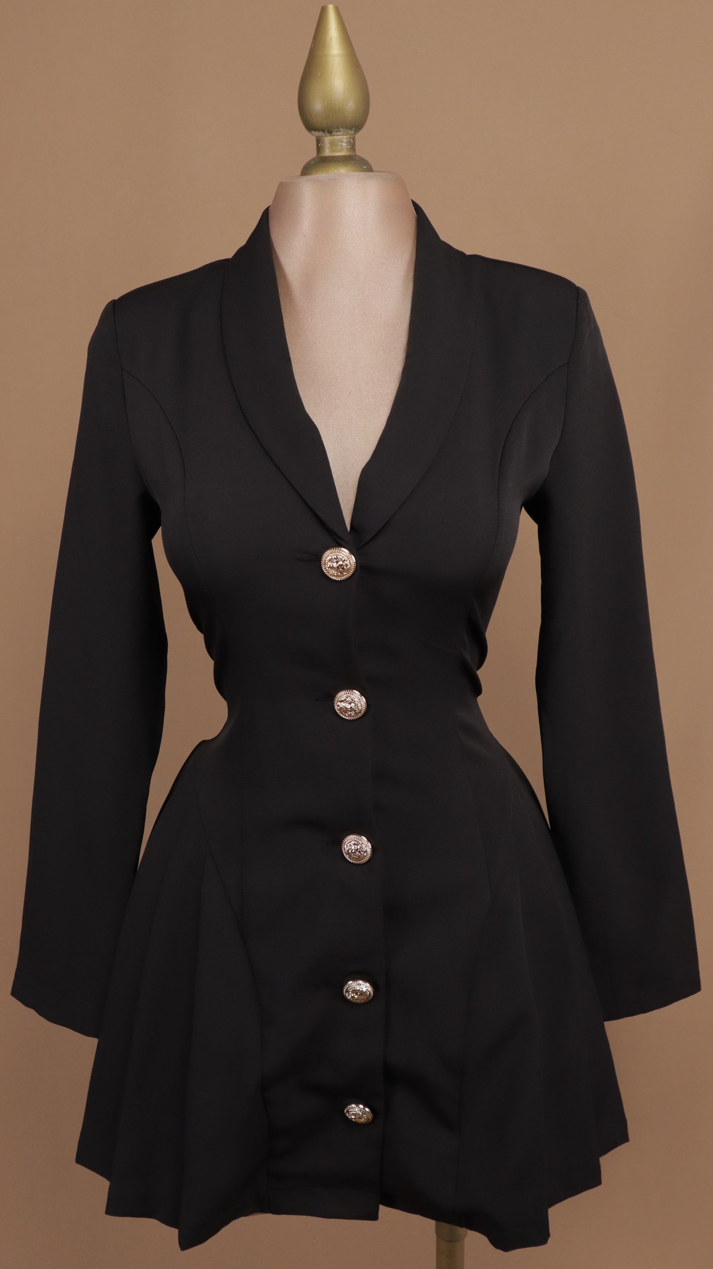 Vestido corto con manga larga y botón dorado