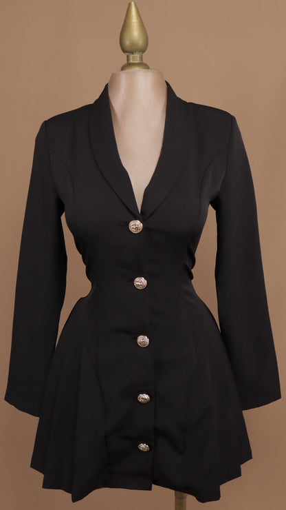 Vestido corto con manga larga y botón dorado