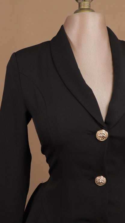 Vestido corto con manga larga y botón dorado