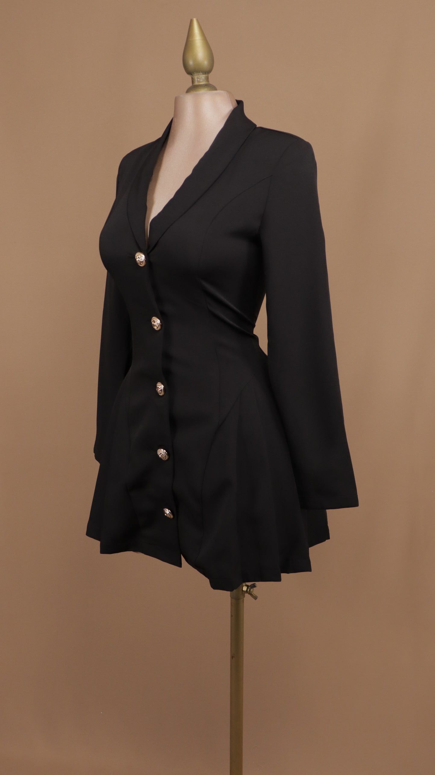 Vestido corto con manga larga y botón dorado