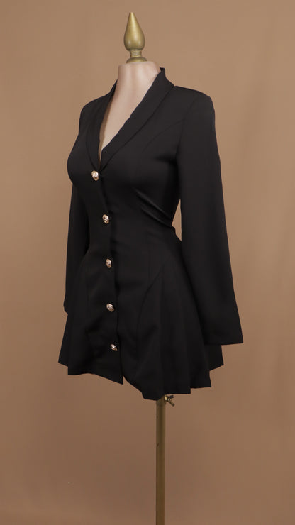 Vestido corto con manga larga y botón dorado