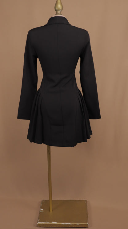 Vestido corto con manga larga y botón dorado