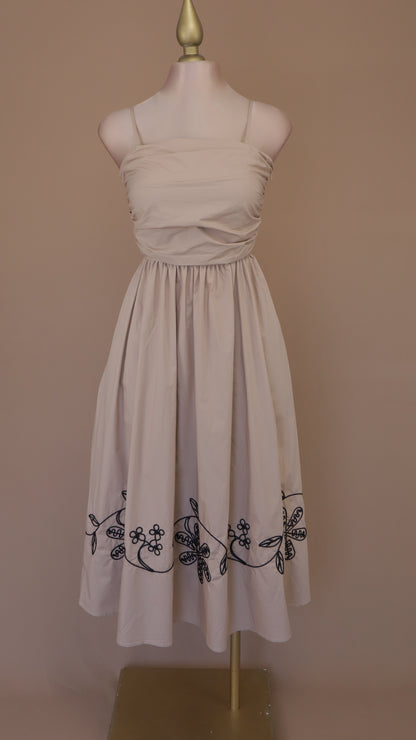 VESTIDO MAXI CON BORDADO EN FALDA