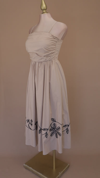 VESTIDO MAXI CON BORDADO EN FALDA